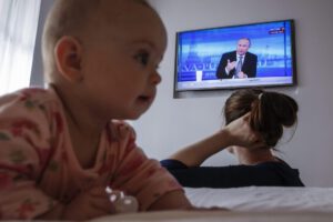 Exposición a la televisión en bebés y niños pequeños puede afectar su desarrollo sensorial