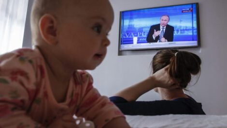 Exposición a la televisión en bebés y niños pequeños puede afectar su desarrollo sensorial