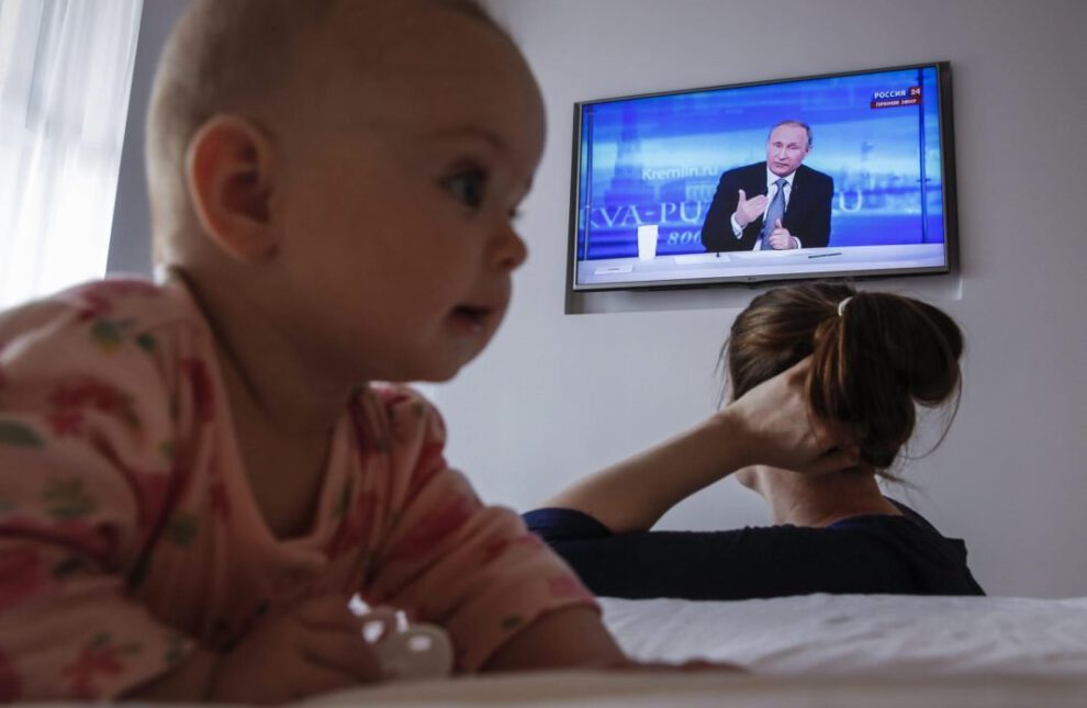 Exposición a la televisión en bebés y niños pequeños puede afectar su desarrollo sensorial