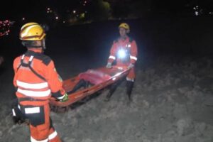 Rescatan a tres niños atrapados en lodo en la Laguna Alalay