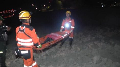 Rescatan a tres niños atrapados en lodo en la Laguna Alalay