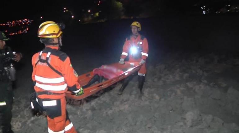 Rescatan a tres niños atrapados en lodo en la Laguna Alalay