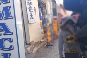 Niño valiente enfrenta antisociales y evita el robo de mercadería