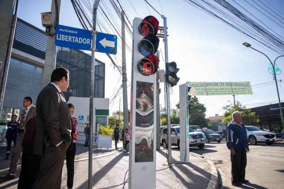 Semáforos inteligentes en Cochabamba para inclusión de ciudadanos con discapacidad auditiva
