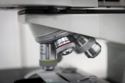 Fotografía de un microscopio en un laboratorio relacionado con la función desconocida en células cerebrales