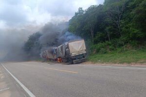 Lucha Contra el Contrabando: Camión con mercadería de contrabando incinerado por militares