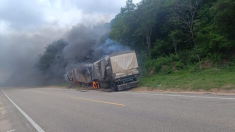 Lucha Contra el Contrabando: Camión con mercadería de contrabando incinerado por militares