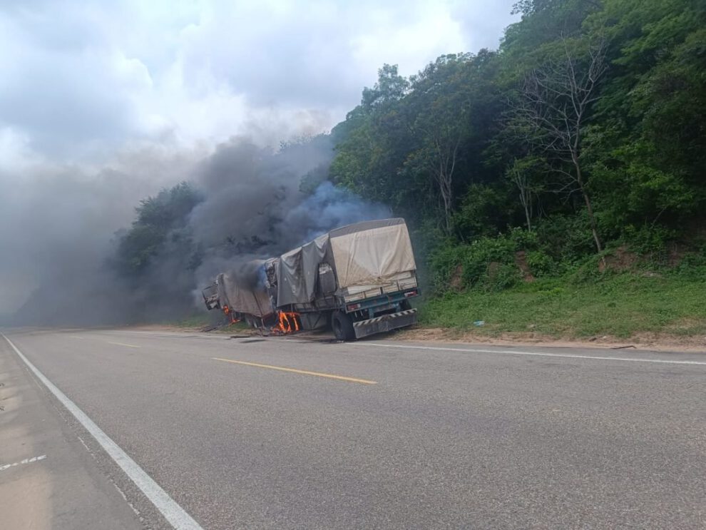 Lucha Contra el Contrabando: Camión con mercadería de contrabando incinerado por militares