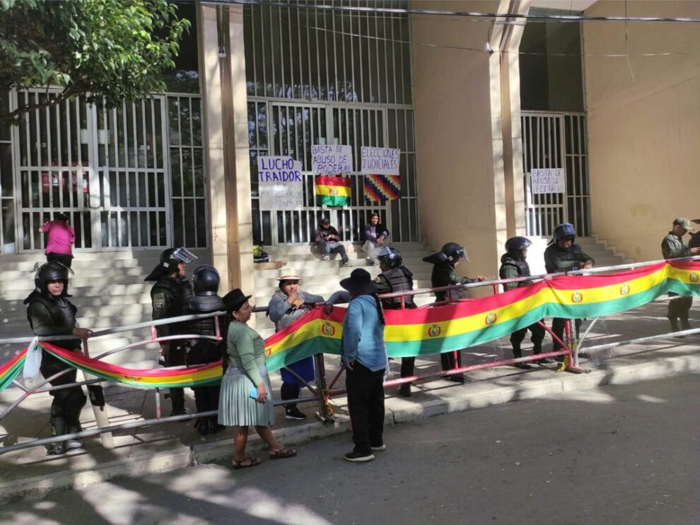 Bloqueo Tribunal Constitucional Plurinacional por radicales del MAS