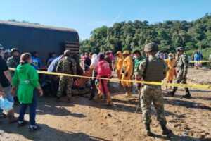 Derrumbes en el Chocó con rescatistas y soldados trabajando