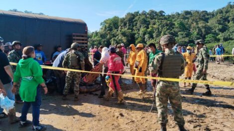 Derrumbes en el Chocó con rescatistas y soldados trabajando