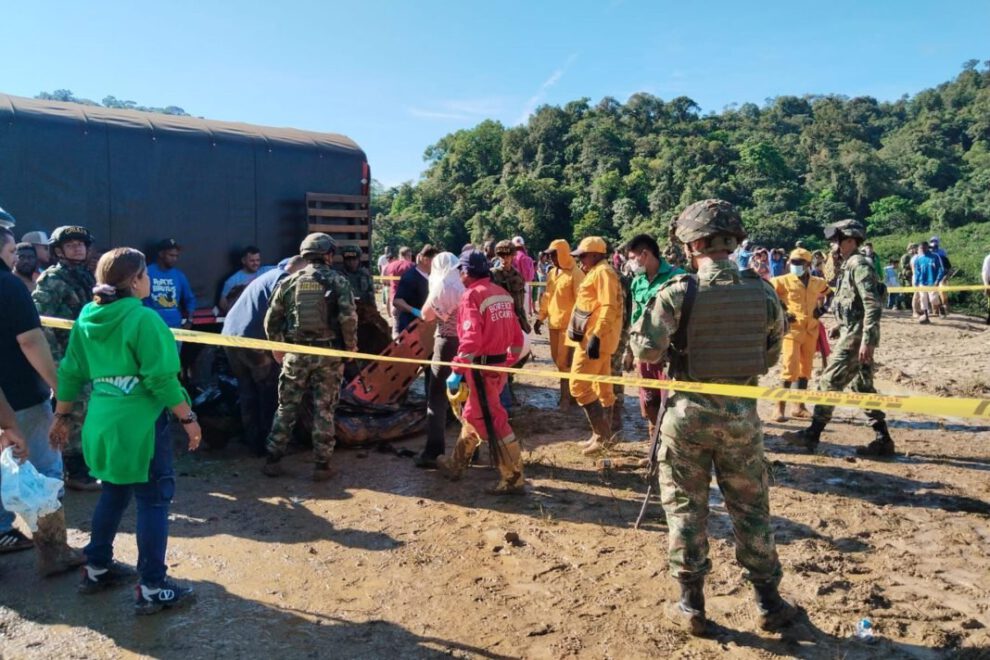 Derrumbes en el Chocó con rescatistas y soldados trabajando