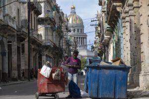 Buzos cubanos buscan sustento entre los desperdicios en La Habana