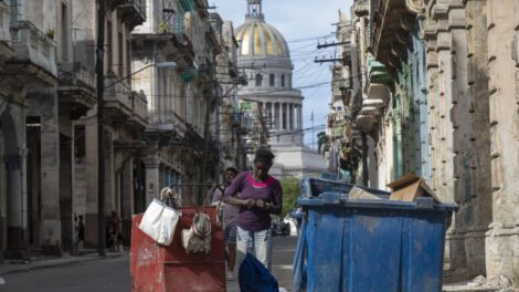 Buzos cubanos buscan sustento entre los desperdicios en La Habana