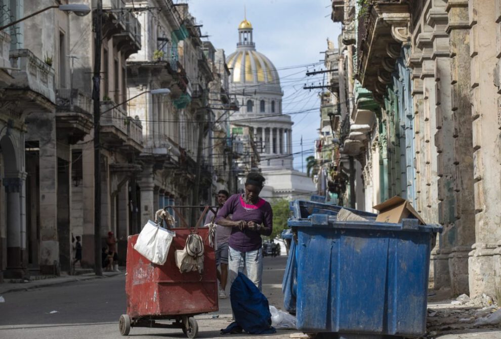 Buzos cubanos buscan sustento entre los desperdicios en La Habana