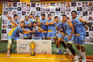 Jugadores de CAN con el trofeo de campeón y el cheque con el monto que ganaron
