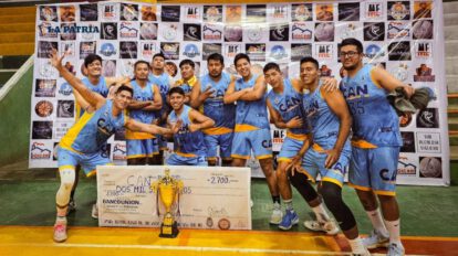Jugadores de CAN con el trofeo de campeón y el cheque con el monto que ganaron