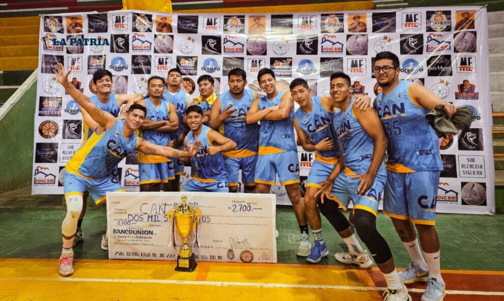Jugadores de CAN con el trofeo de campeón y el cheque con el monto que ganaron
