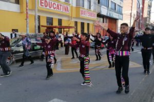 Carnaval de Oruro con danzantes y bandas en las calles