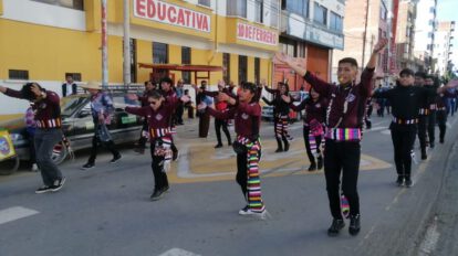 Carnaval de Oruro con danzantes y bandas en las calles
