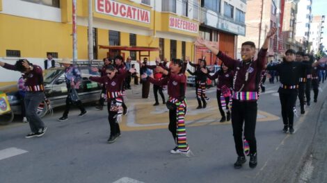 Carnaval de Oruro con danzantes y bandas en las calles