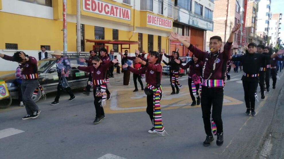 Carnaval de Oruro con danzantes y bandas en las calles