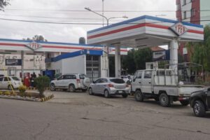 Filas en surtidores de Oruro por retraso en despachos