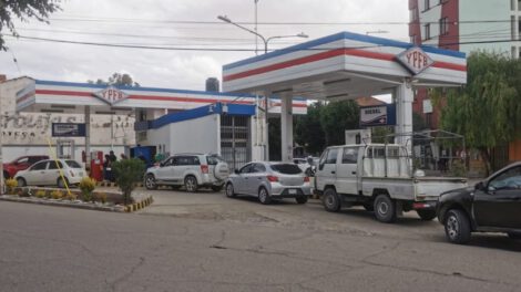 Filas en surtidores de Oruro por retraso en despachos