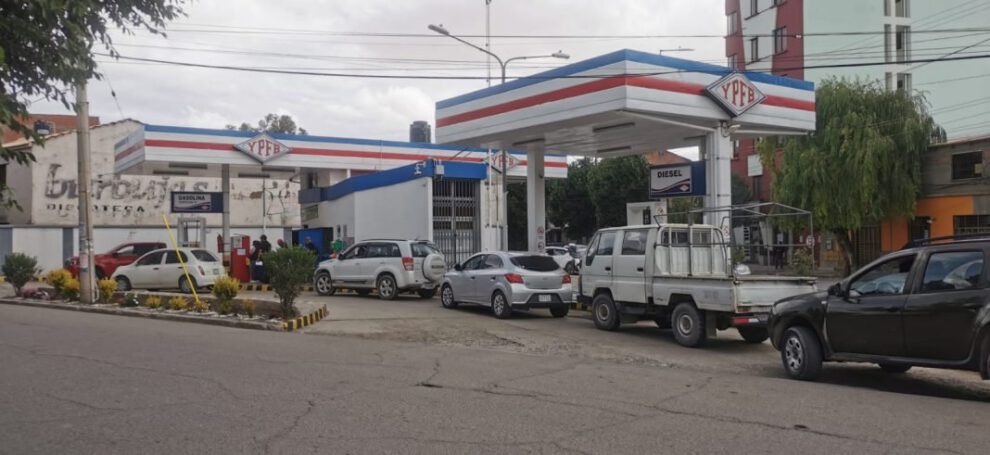 Filas en surtidores de Oruro por retraso en despachos