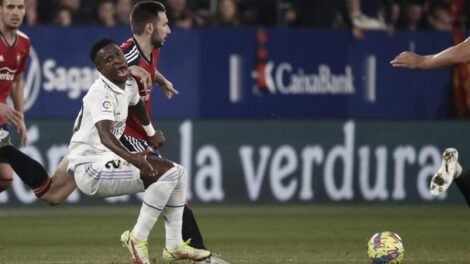 Vinicius Júnior durante el encuentro en el estadio El Sadar