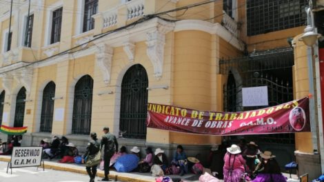 Bloqueo en Oruro por trabajadores de Avance de Obras