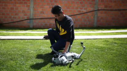 Museo de robótica en Bolivia con Roly Mamani y su perro robot