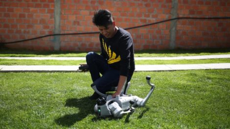 Museo de robótica en Bolivia con Roly Mamani y su perro robot