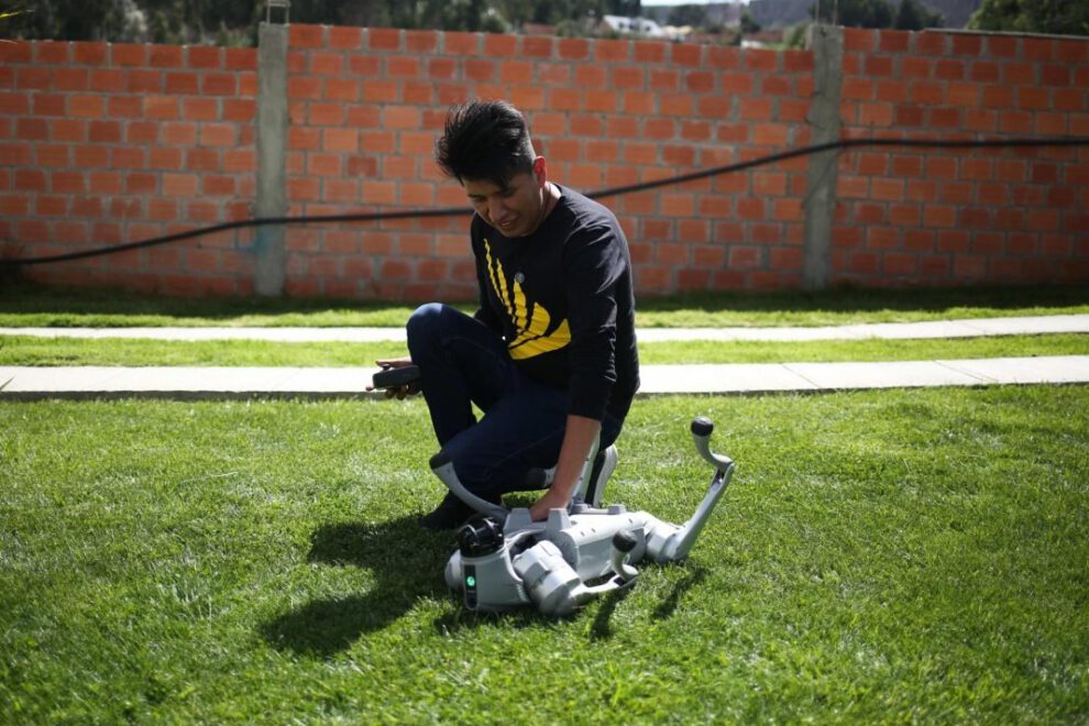 Museo de robótica en Bolivia con Roly Mamani y su perro robot