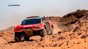 El piloto francés Sebastien Loeb al mando de su Prodrive Hunter en el Rally Dakar 2024