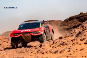 El piloto francés Sebastien Loeb al mando de su Prodrive Hunter en el Rally Dakar 2024