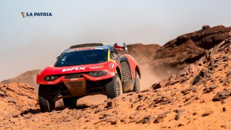 El piloto francés Sebastien Loeb al mando de su Prodrive Hunter en el Rally Dakar 2024