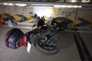 Accidente vial en Villarroel: motociclista pierde la vida tras chocar y caer