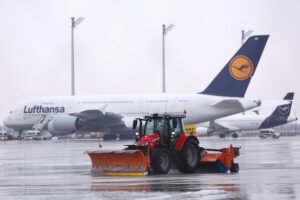 Temporal de frío y nieve afecta el aeropuerto de Fráncfort en Alemania