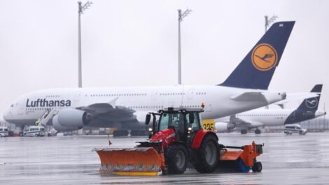 Temporal de frío y nieve afecta el aeropuerto de Fráncfort en Alemania
