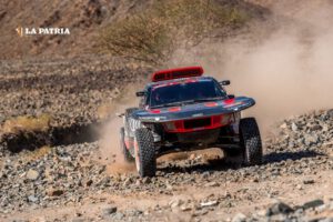 Carlos Sainz en plena competencia en el Rally Dakar