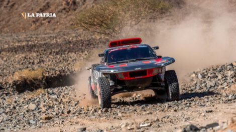Carlos Sainz en plena competencia en el Rally Dakar