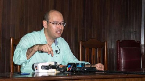 El diputado de Creemos, Erwin Bazán denuncia persecución penal injustificada