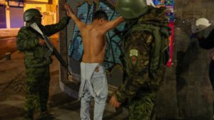 Militares ecuatorianos realizan un operativo de control de armas
