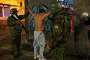 Militares ecuatorianos realizan un operativo de control de armas