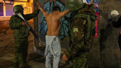 Militares ecuatorianos realizan un operativo de control de armas