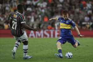 Valentín Barco disputa un balón en la final de la Copa Libertadores