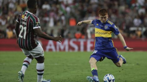 Valentín Barco disputa un balón en la final de la Copa Libertadores