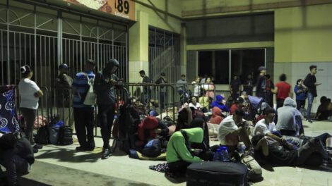 Migrantes hondureños y venezolanos descansan en la Gran Central Metropolitana
