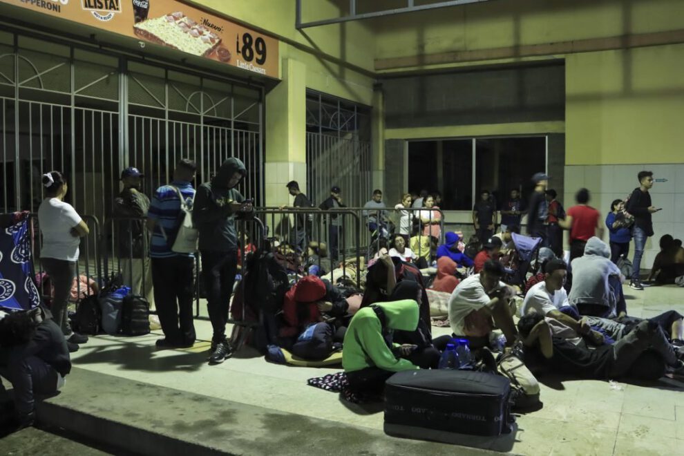 Migrantes hondureños y venezolanos descansan en la Gran Central Metropolitana